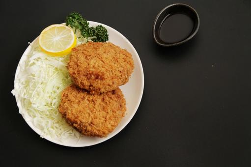 メンチカツとキャベツの皿 メンチカツとキャベツの皿の写真