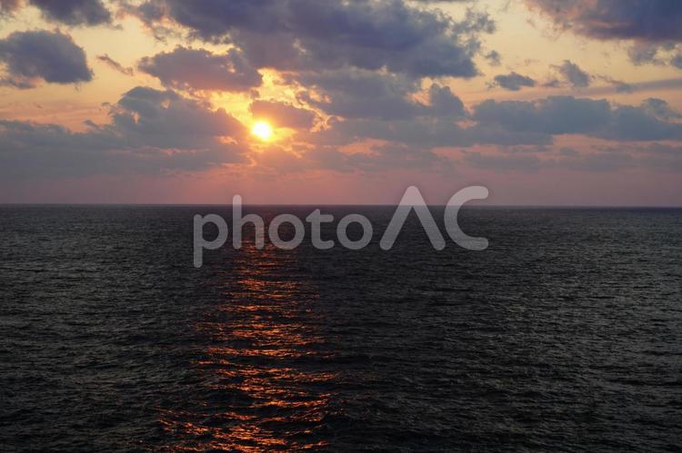 春の日本海の夕陽１　山形県 夕陽,太陽,海の写真素材