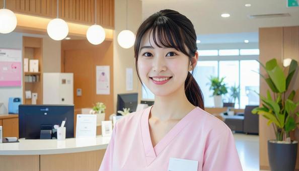 病院の受付をしている笑顔の女性の写真