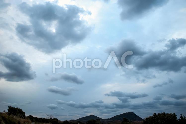 ＜五島風景>鐙瀬からの夜明けと箕岳と臼岳 風景,空,山の写真素材