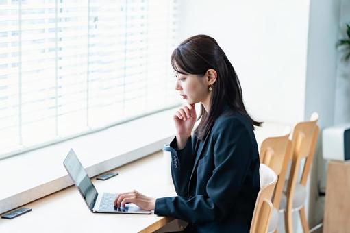 室内でパソコン作業をするスーツを着た女性 室内でパソコン作業をするスーツを着た女性 ビジネス,営業,パソコンの写真素材