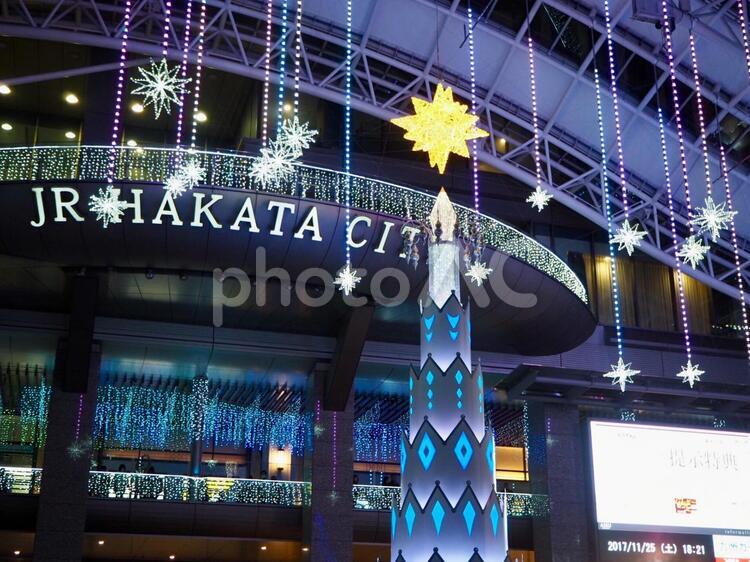冬の博多駅イルミネーション ネオン,ビル,何人もありませんの写真素材