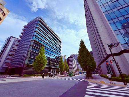 八丁堀のビジネス街の交差点と空模様 八丁堀のビジネス街の交差点と空模様 青空,空,ビジネスの写真素材