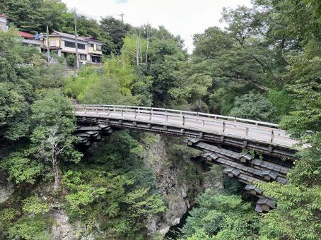 猿橋を横から見た風景(日本三奇橋) 猿橋を横から見た風景(日本三奇橋) 猿橋,橋,三奇橋の写真素材