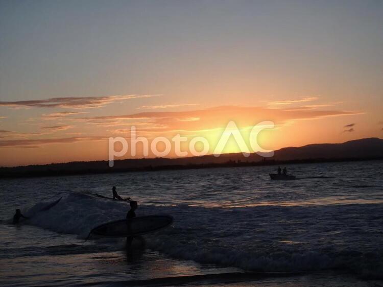 サーファーとサンセット サンセット,夕焼け,夕陽の写真素材