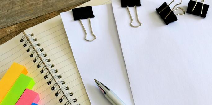 ビジネスイメージ　書類作成　デスクワーク ビジネスイメージ,コピー用紙,事務用品の写真素材