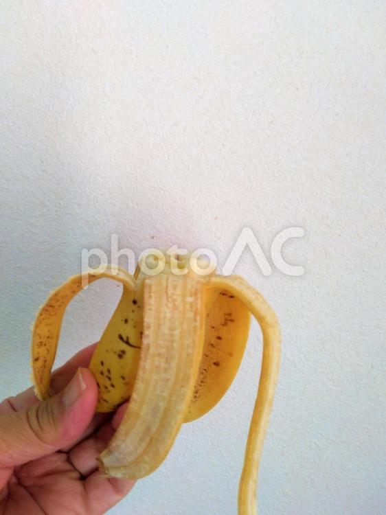 食べごろバナナ　残り半分 バナナ,皮をむく,フルーツの写真素材