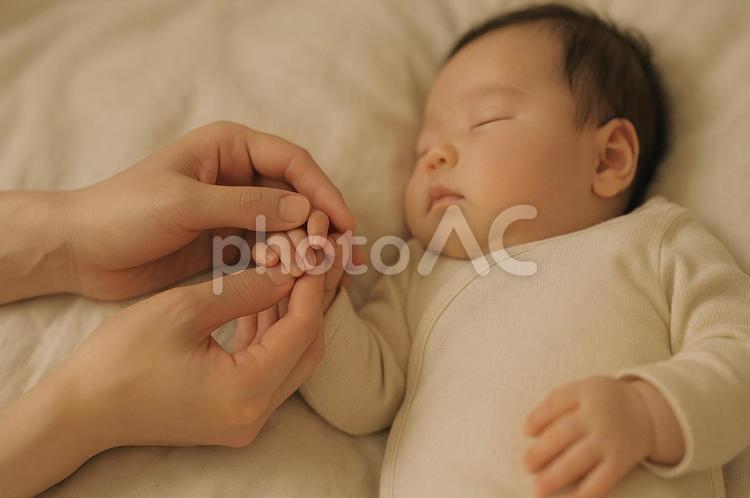 赤ちゃんの手を包む母親の手 ai生成,人物,赤ん坊の写真素材