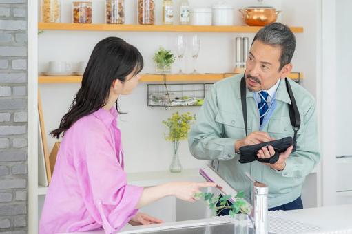 キッチンのメンテナンスをする不動産業者 不動産,メンテナンス,修理の写真素材