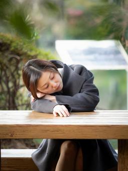 31:公園を散策する女性 31:公園を散策する女性 公園,休憩,散策の写真素材