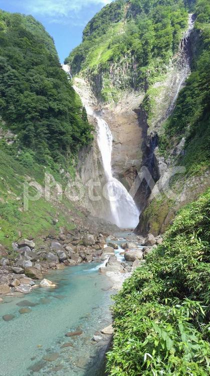 富山県の国立公園称名滝、縦画像 滝,マイナスイオン,自然の写真素材
