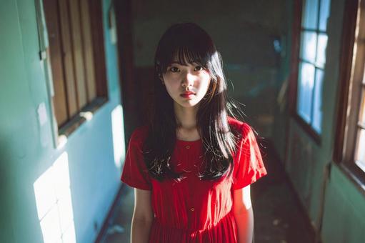 人間か幽霊か赤い服を着た謎の女性 人間か幽霊か赤い服を着た謎の女性の写真