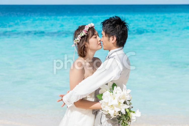 ブライダル　海　ウェディング　キス 新婦,ウエディング,海の写真素材