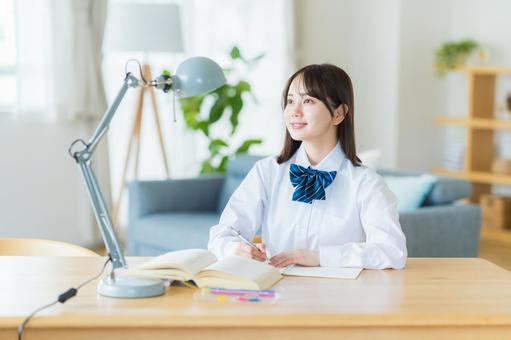 自宅で勉強をする女子高生 自宅で勉強をする女子高生 高校生,女子,笑顔の写真素材