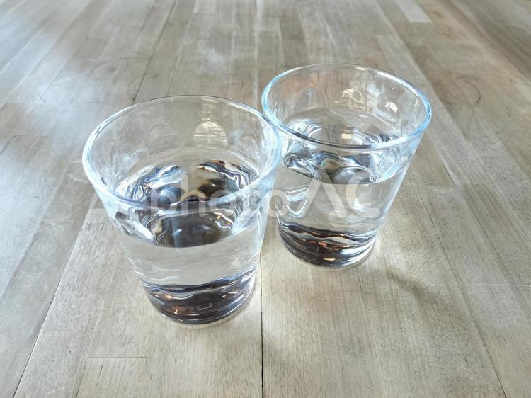 グラスに入った二杯の水と木のテーブル 飲料水,水,氷の写真素材