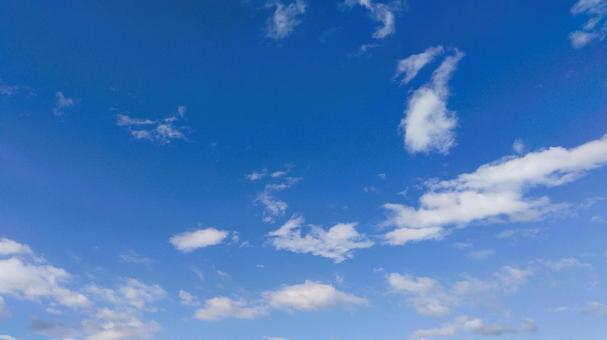 澄み渡る北海道の青空 澄み渡る北海道の青空 青空,空,雲の写真素材