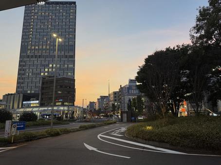夕方の福井　駅前のオフィスビルの写真