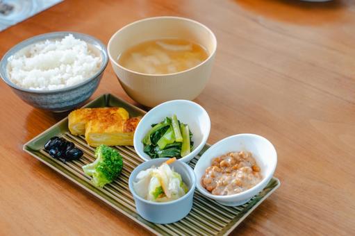 和朝食 納豆と味噌汁 朝食,和食,和朝食の写真素材