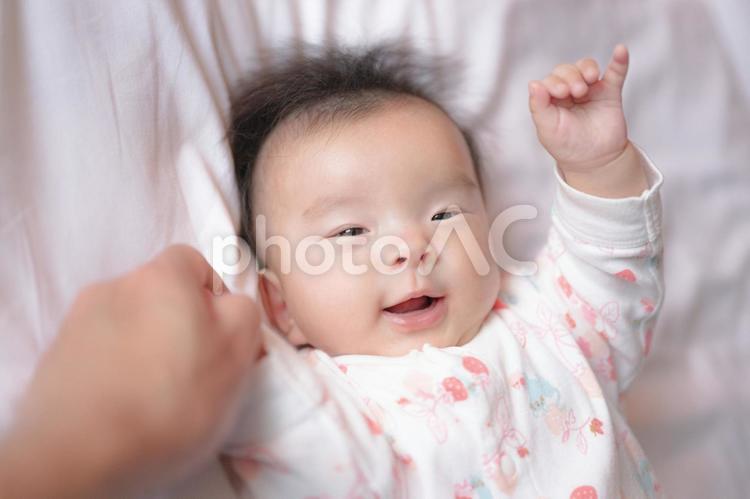 大人の指を握る赤ちゃん(その４) 赤ちゃん,家族,日本人の写真素材