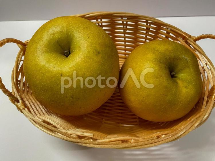 カゴに入った梨 果物,梨,フルーツの写真素材