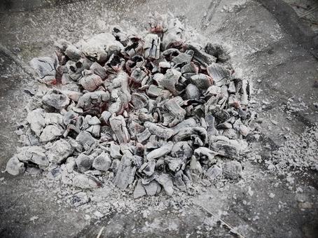 熾火と焚き火の後の灰 焚き火,灰,薪の写真素材