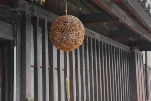 京都の酒蔵の軒先につるされた杉玉1 秋 京都の酒蔵の軒先につるされた杉玉1 秋 杉玉,酒蔵,秋の写真素材