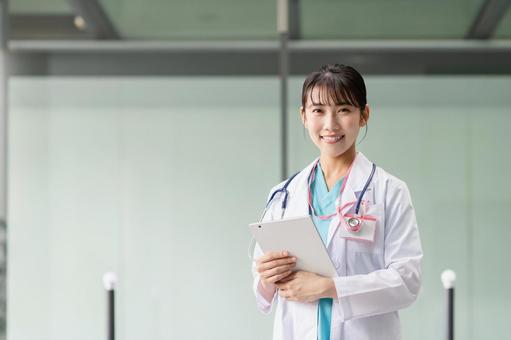 病院で働く若い女性医師 病院で働く若い女性医師 医師,女性,医者の写真素材