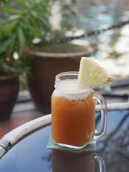 テラス席で飲む冷たいレモンティー テラス席で飲む冷たいレモンティー ナチュラル,テーブル,木製の写真素材
