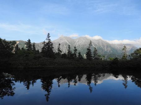 鏡平からの槍ケ岳 鏡平,槍ケ岳,鏡池の写真素材