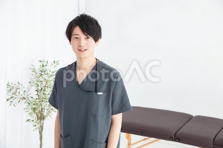 カメラ目線の整体師　 作業療法士,リハビリ,介護士の写真素材
