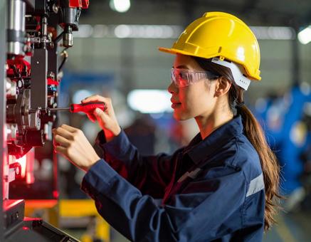 工場の産業用製造装置のマシンメンテナンス 工場の産業用製造装置のマシンメンテナンスの写真