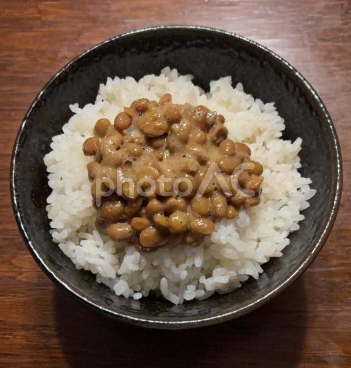 七分突きご飯に梅風味黒酢だれ納豆の茶碗飯 茶碗飯,あきたこまち,七分突きの写真素材