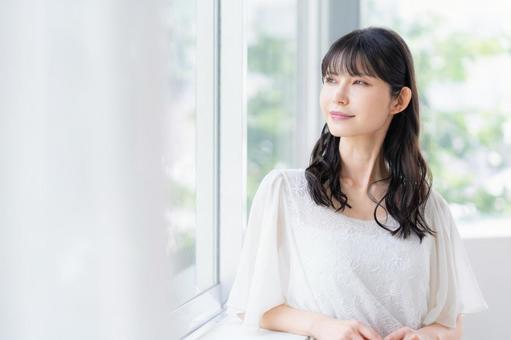 リビングでスキンケアをするミドルの女性 ビューティー,スキンケア,女性の写真素材