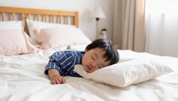 お昼寝する日本人の男の子の横顔 お昼寝する日本人の男の子の横顔の写真