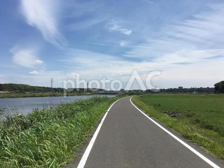 田舎のサイクリングロード サイクリングロード,ふるさと広場,一本道の写真素材