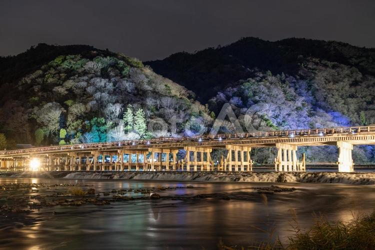 ライトアップされた橋と山の夜景 ライトアップ,橋,山の写真素材