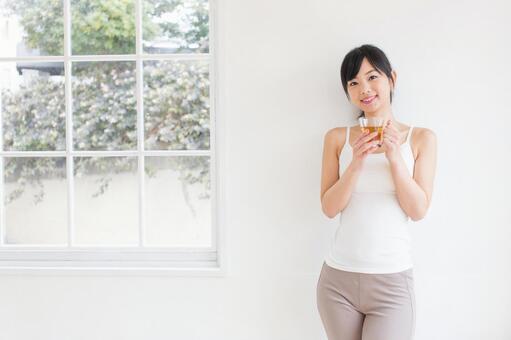 お茶を飲むキャミソールを着た女性 女性,人物,お茶の写真素材