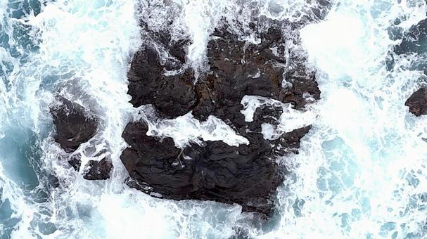 空撮 打ち付ける波 空撮 打ち付ける波 海,波,岩の写真素材