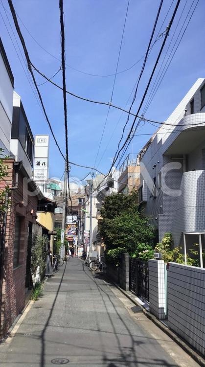 下北沢の路地 下北沢,街並み,風景の写真素材