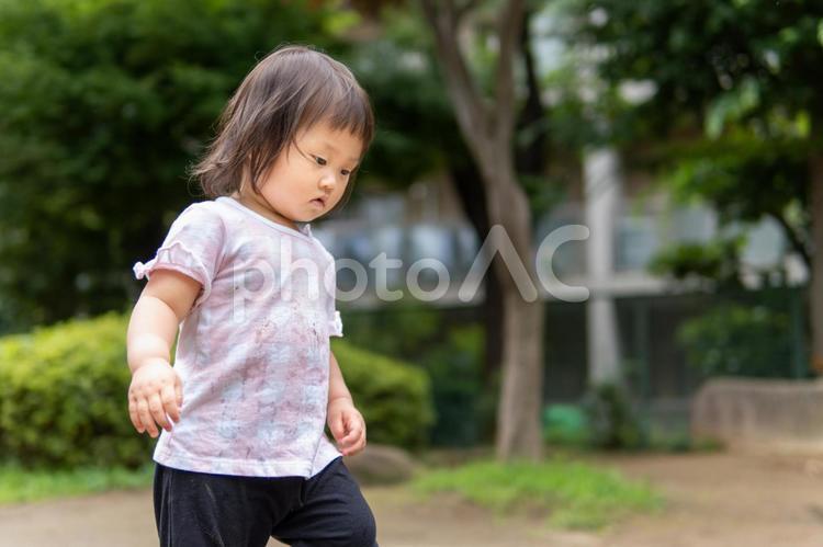 下を向いて何かを探す子ども 子供,探す,赤ちゃんの写真素材