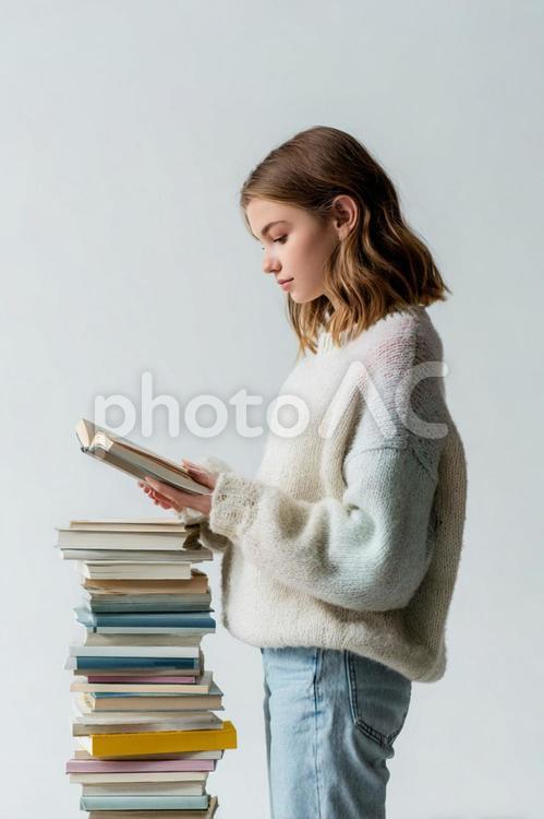 静かに物語の世界に浸る少女のポートレート 読書,少女,学生の写真素材