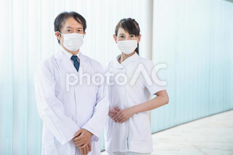 中高年の医療スタッフ（マスク） 医者,看護師,中高年の写真素材