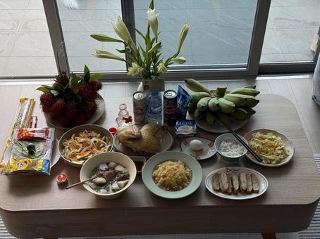 ベトナムで命日のお供物 ベトナムで命日のお供物 テーブル,椅子,ベトナムの写真素材