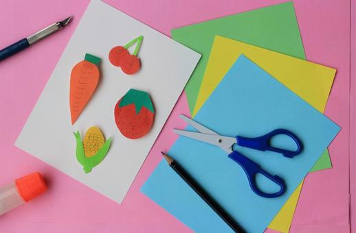 ピンク地に色紙の食べ物切り絵 ピンク地に色紙の食べ物切り絵の写真