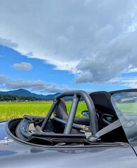 ロールバーが付いてるオープンカー ロールバーが付いてるオープンカー 空,スポーツカー,クルマの写真素材