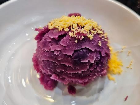 韓国料理店の紫芋の茶巾絞り 紫芋,ムラサキイモ,茶巾絞りの写真素材