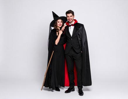 笑顔を見せる魔女とドラキュラ 笑顔を見せる魔女とドラキュラの写真