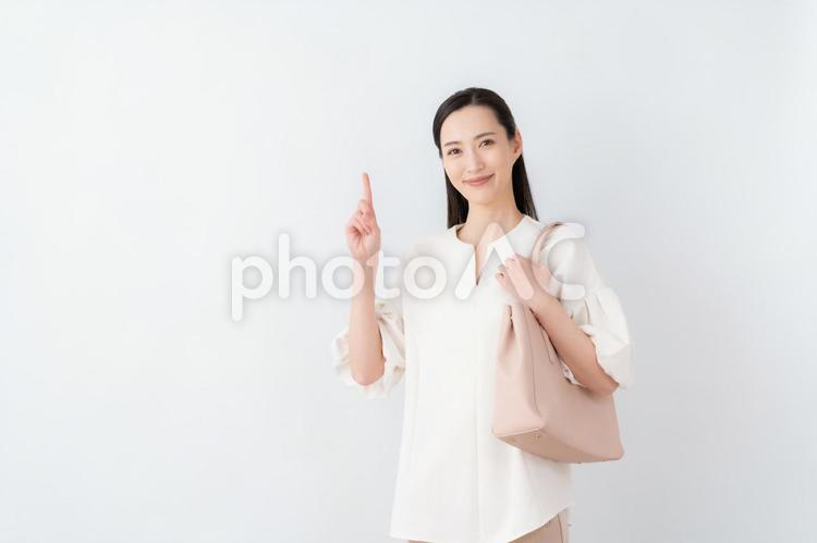 白バックの若いビジネスウーマン ビジネス,通勤,女性の写真素材