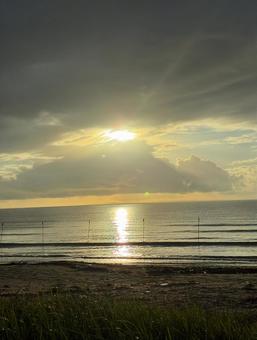 朝、光、美しい海 朝、光、美しい海 湖,黄金,朝日の写真素材