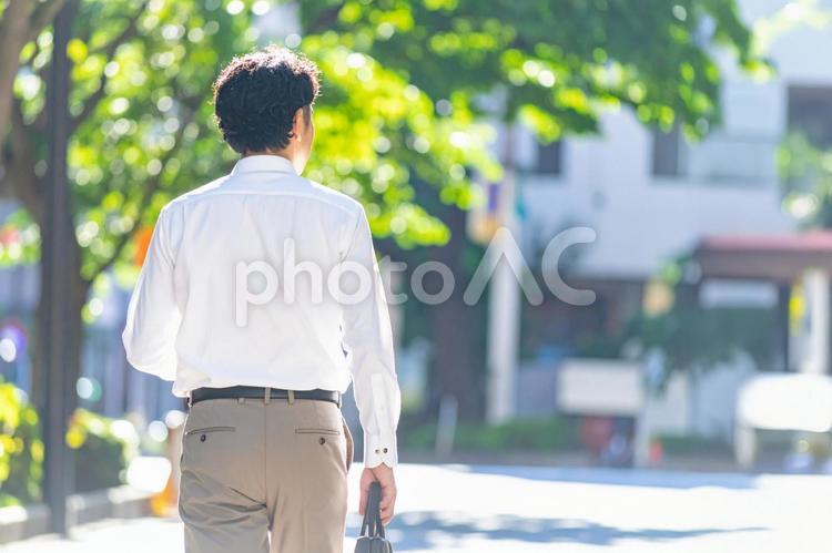 真夏の街を歩くビジネスマン 男性,人物,日本人の写真素材
